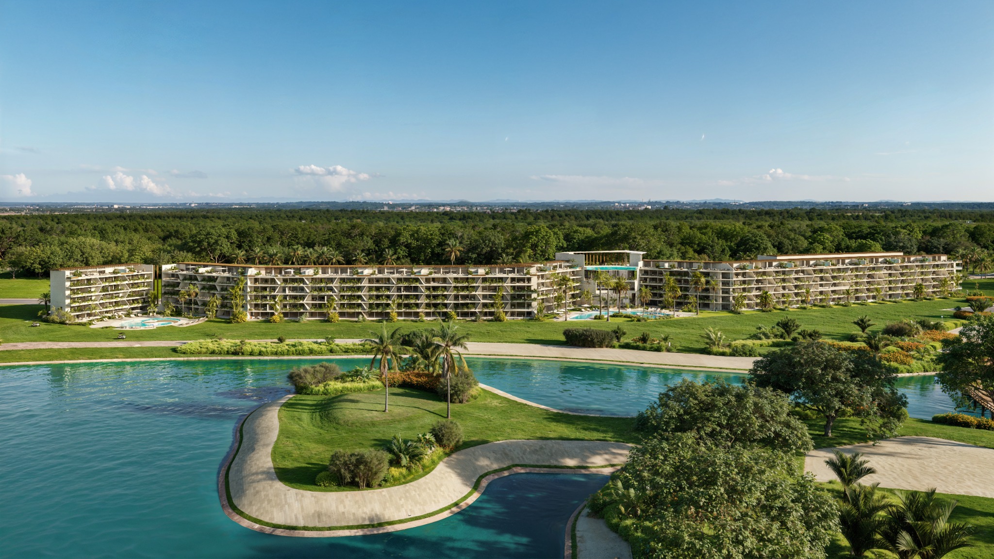 Vista general de Coral Lake frente al lago dentro de Coral Golf Resort